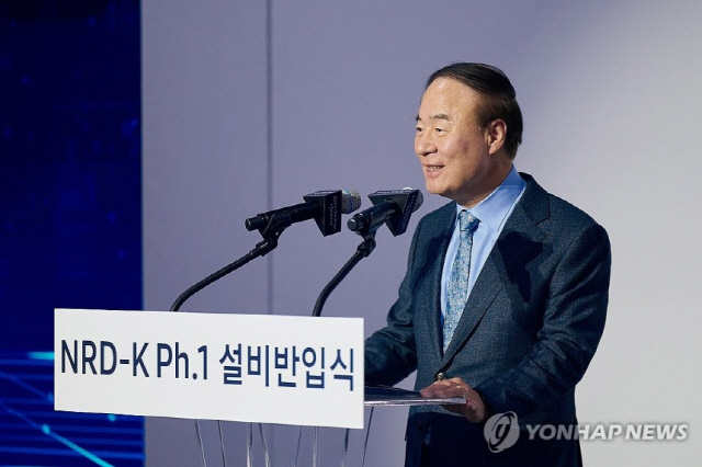 전영현 삼성전자 부회장이 18일 경기 용인시 삼성전자 기흥캠퍼스에서 열린 차세대 반도체 R&D단지 NRD-K 설비 반입식에서 기념사를 하고 있다. <연합뉴스 제공>